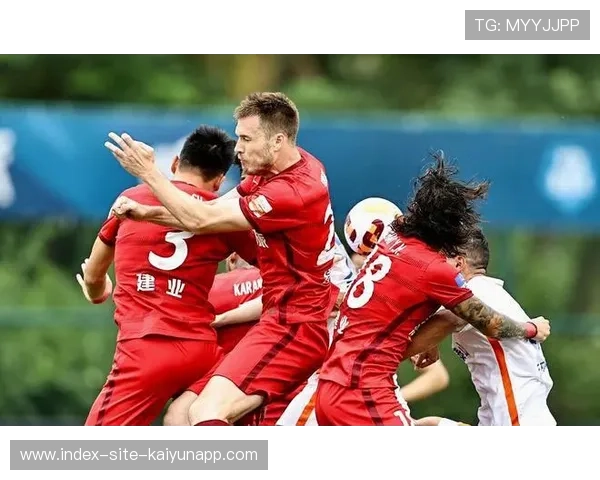 山东泰山通过边路传中持续给对方施压