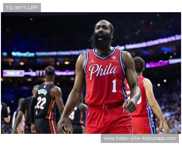 哈登关键时刻突入造成混乱,76人拿下焦点胜利 哈登关键时刻突入造成混乱,76人拿下焦点胜利