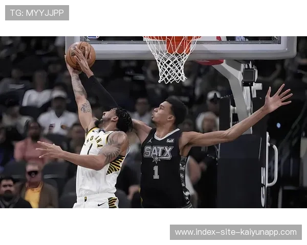 文班亚马封盖对手大力上篮，全场震撼