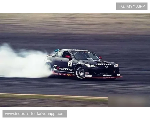 汽车漂移赛秀出精准贴边漂移