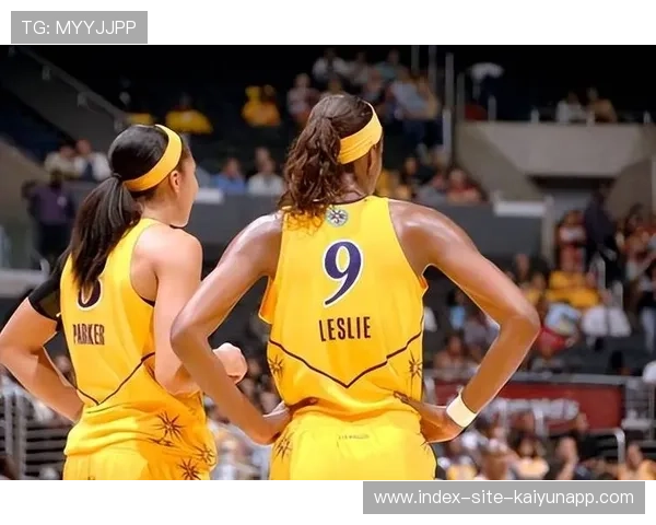 球星合照中神秘人身份引外界疯狂猜测